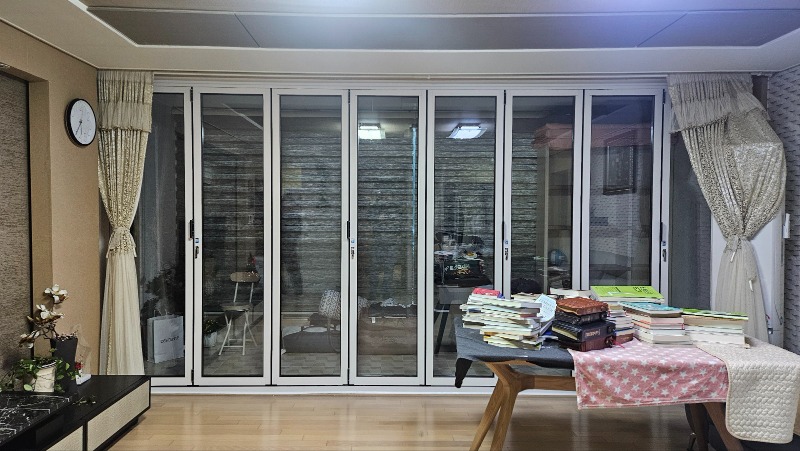 거실 폴딩도어 시공 후.jpg